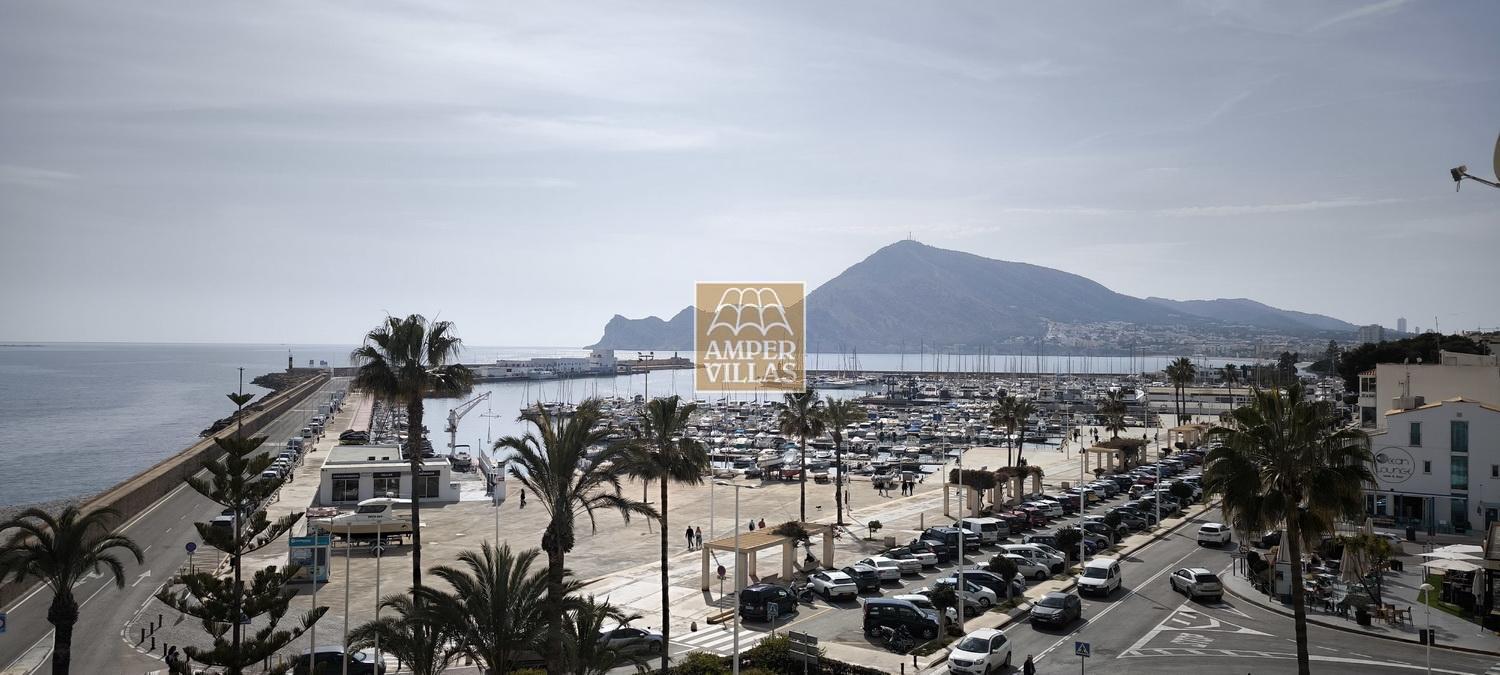 Nice and spacious apartment in the port of Altea with beautiful views.